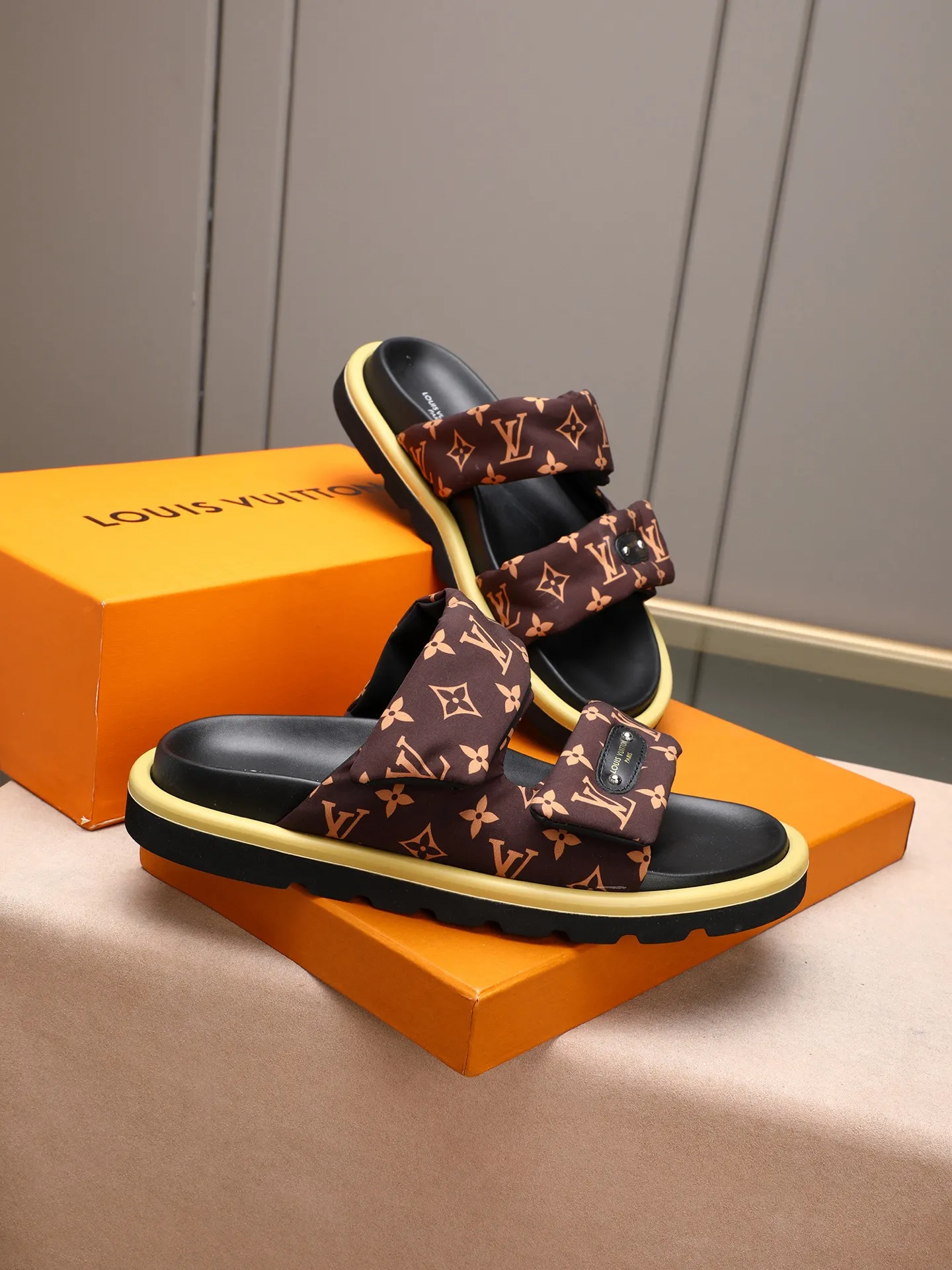 PP360 [LOUIS VUITTON] Louis Vuitton, LV printing, men's and women's slippers are on the market. The drawer box packaging comes with a cloth bag and a card. The upper pattern looks very soft and waxy, and it is a super versatile leg slimming tool. Fabric: imported denim/canvas/old fabric, LV hardware LOGO, official website pattern printing, comfortable to wear, feet: high-elastic PU water table. Sole: foam sole, heel height: about 5cm. Code number: 35-46, 35, 45, 46 are custom-made and non-returnable. Color: multiple colors and styles available.